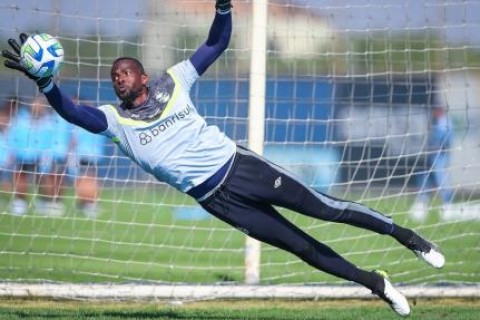 Goleiro do Grêmio pede desculpas após arremessar objeto em criança no Gre-Nal