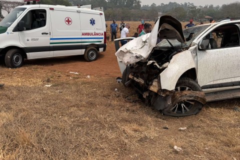 Um morre e quatro ficam gravemente feridos após batida entre caminhonete e carreta na BR-364 em Campo Novo do Parecis