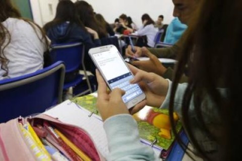 Celular em sala desafia dia a dia de professores, dizem pesquisadores