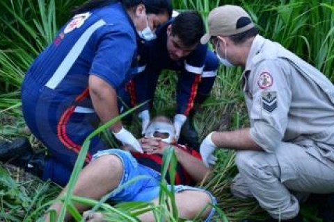 Jovem fica ferido após perder o controle de moto e cair às margens de avenida