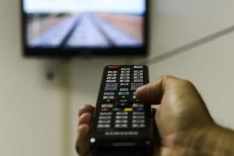 Presença de TV diminui e 42,1% dos lares com televisão têm streaming