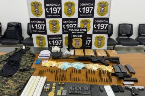 Traficante é preso com cocaína e fuzil em apartamento