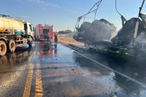 Carga de algodão fica completamente destruída após incêndio