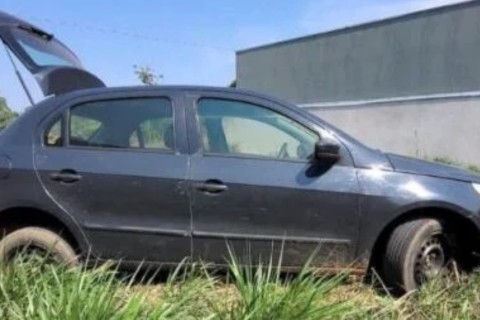 Corpo de homem é encontrado em porta-malas de carro com faca cravada nas costas