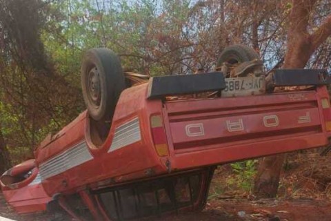 Motorista perde controle de caminhonete e capota no Anel Viário em Tangará