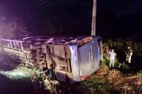 Acidente entre carreta e ônibus mata duas crianças em MT