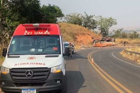 Motorista perde controle e caminhão tomba na Serra de Deciolândia