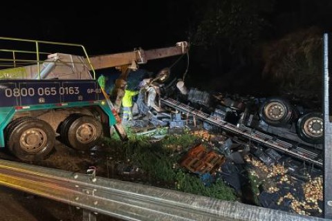 Motorista morre horas após tombar caminhão na BR-364