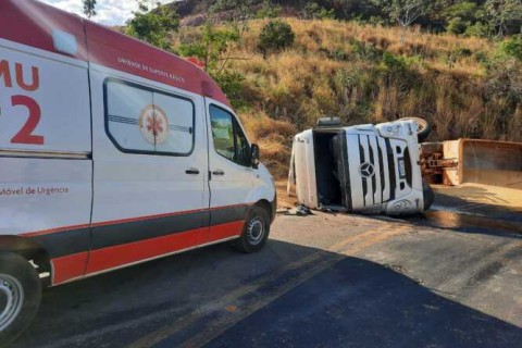 Motorista perde controle e tomba carreta na Serra de Deciolândia