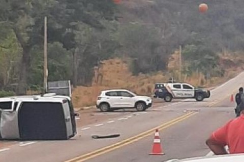 Motorista morre em acidente entre dois veículos no interior