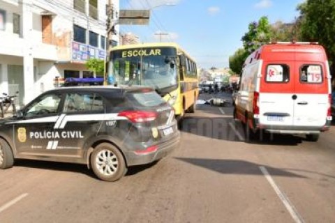 Motociclista tem cabeça esmagada por ônibus escolar após bater em carro