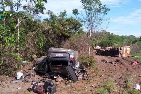 Casal e filho morrem após pneu de caminhão estourar e veículo atingir carro da família em MT