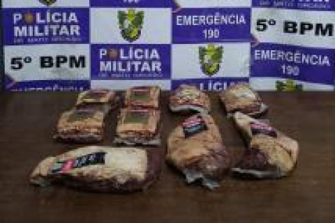 Funcionária é detida com 9 peças de carne em jaqueta