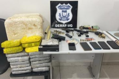 Dupla é presa com 18 tabletes de cocaína e armas durante rondas da PM