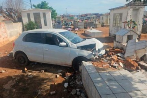 Carro desgovernado invade cemitério e se choca com túmulo; motorista fugiu