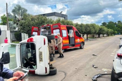 Idosa fica ferida em acidente envolvendo dois veículos em avenida no interior de MT