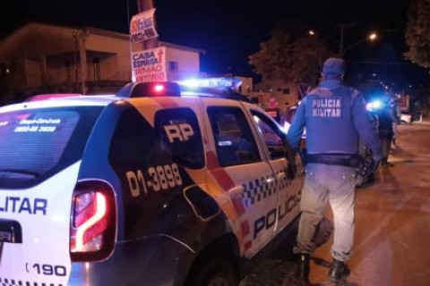 Homem é preso por arremessar cadeira em companheira durante discussão