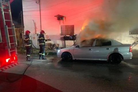 Bombeiros combatem fogo em veículo; não houve feridos