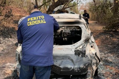 Dois corpos são achados carbonizados dentro de carro, na beira do rio em MT