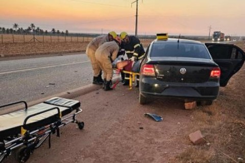 Acidente entre carro e ônibus deixa duas pessoas gravemente feridas no interior