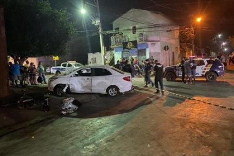 Adolescente de 17 anos morre após colidir moto com carro e motorista é preso