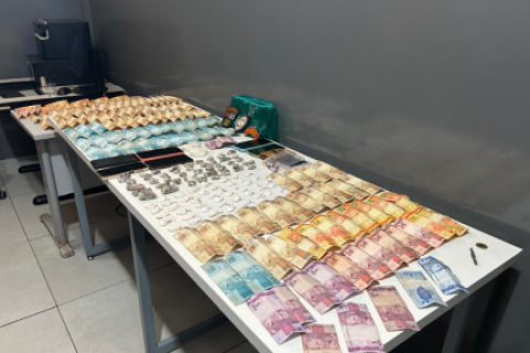 Quatro pessoas são presas com drogas e R$ 7,4 mil em dinheiro