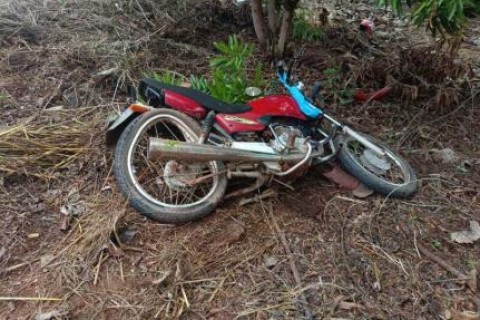 Idoso morre em acidente envolvendo moto e caminhonete