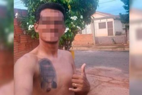 Professor preso por abuso em Cuiabá tatuou rosto de vítima no peito