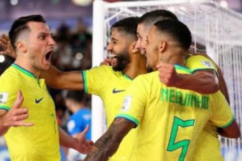 Brasil sofre, mas vence a Ucrânia e garante vaga na final da Copa do Mundo de futsal