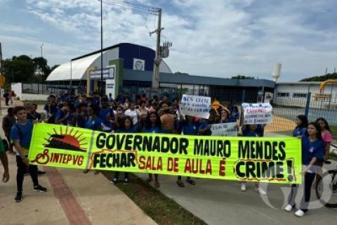 Pais, alunos e servidores protestam contra transferência de turmas para outra escola