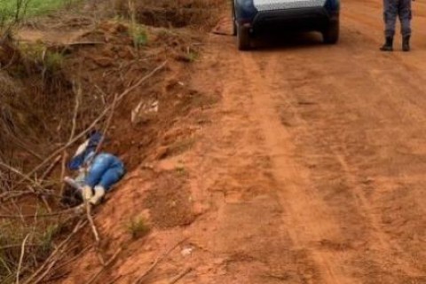 Homem é achado com corda no pescoço e membros amarrados em vala de escoamento