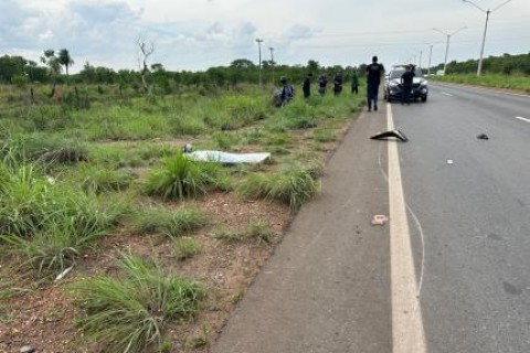 Motociclista é atropelado e baleado por dupla em avenida