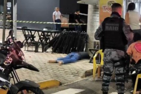 Homem de 29 anos é morto com tiros de espingarda em lanchonete