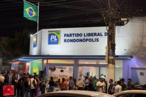 Homem invade sede do PL, furta bandeira do Brasil e totem de Bolsonaro