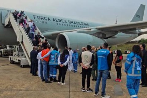 Avião com 221 brasileiros repatriados do Líbano pousa em Guarulhos