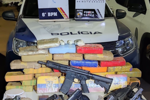 Quadrilha é presa e PM apreende fuzil, pistolas e 34 tabletes de drogas