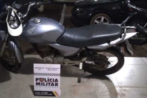 Homem é preso escondendo botijões furtados e usando moto roubada