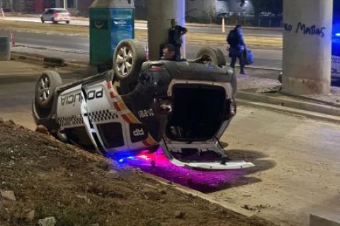 PM desvia de motoqueiro e capota viatura