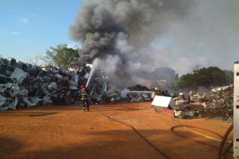 Empresa de reciclagem é destruída pelo fogo no interior de MT