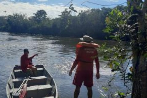 Pai morre afogado ao pegar chinelo do filho que caiu em rio