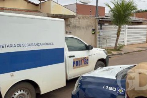 Água escorre pela casa, moradores estranham e acham homem morto