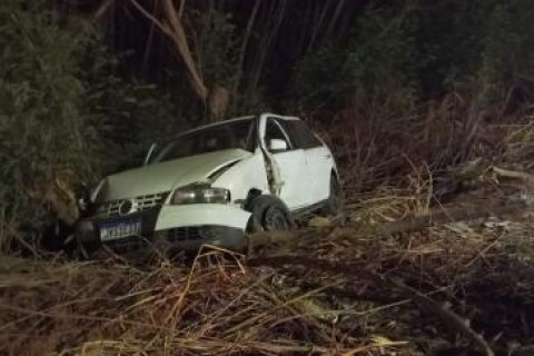 Carro bate contra poste em avenida, invade área verde e deixa 3 feridos