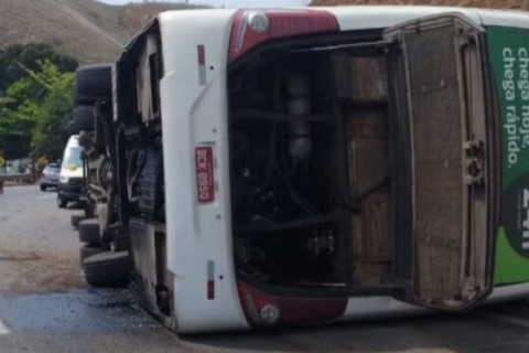 Tragédia na estrada: Ônibus que transportava jogadores de Futebol Americano do Coritiba tomba em rodovia; três morreram e quatro ficaram feridos