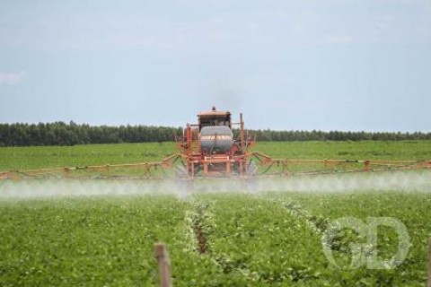 Entidades se opõem a projeto que reduz distância para uso de agrotóxicos em MT