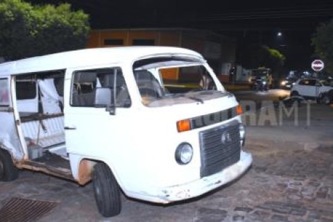 Carro capota após bater contra Kombi em rua de MT