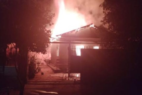 Família sobrevive a incêndio que destruiu casa em cidade do interior; curto em ventilador