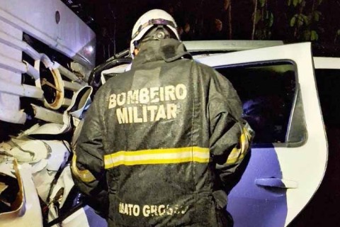 Bombeiros retiram vítima presa às ferragens após acidente na MT-170