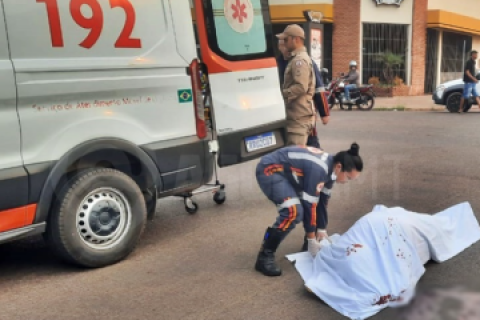 Entregador morre em acidente com caminhão em avenida