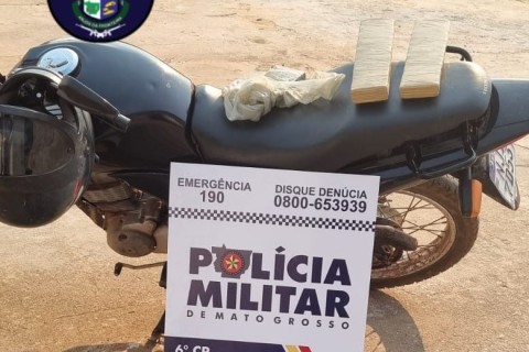 PM prende faccionado e flagra drogas escondidas em compartimento falso de moto