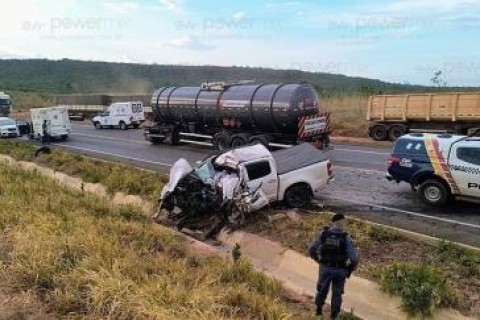 Duas pessoas morrem em acidente entre caminhonete e carreta em rodovia de MT